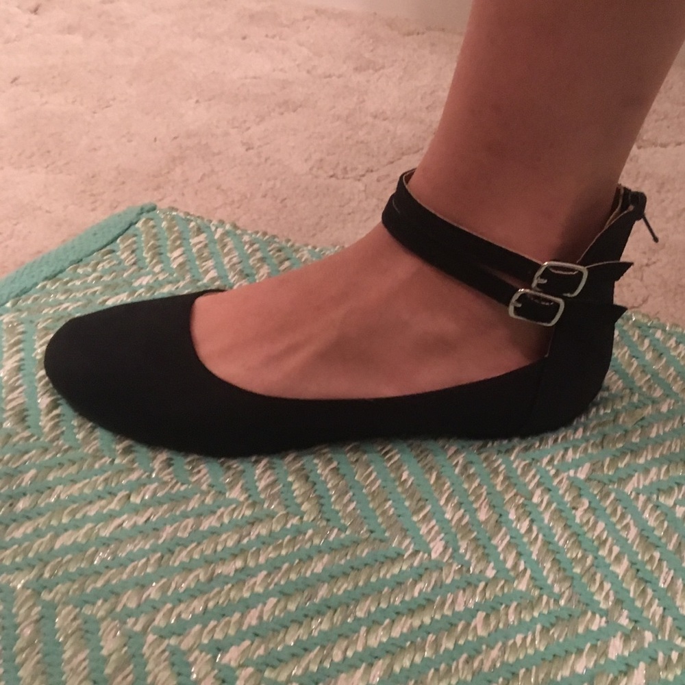 Black flats/shoes